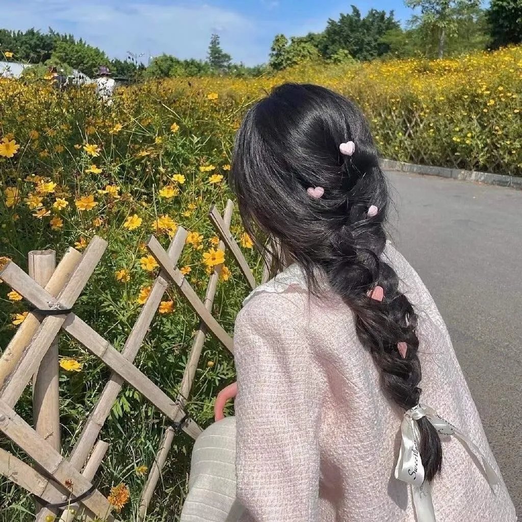 她的微笑像颗糖